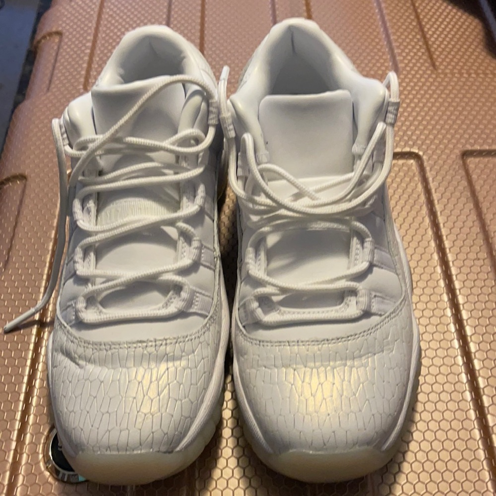 Air Jordan 11 lows